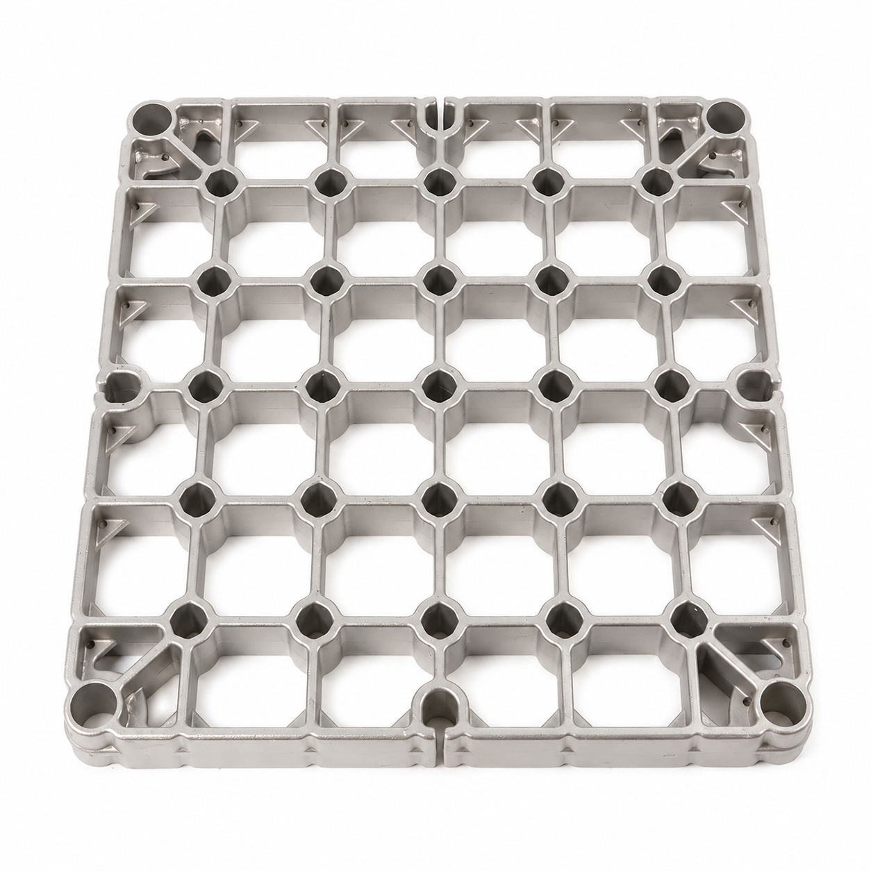 Alloy tray for heat treatment