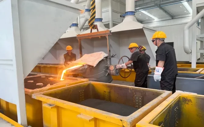 Molten metal pouring